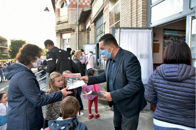 Le maire de Stains Azzédine Taïbi distribue l'Actu des écoles aux parents d'élèves