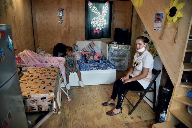 Une mère et sa fille installer dans un logement dans le village du Mesnil - Ville de Stains