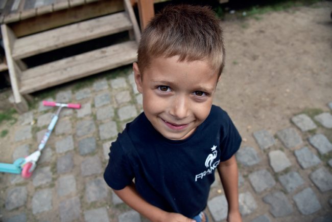 Un enfant dans le village du Mesnil - Ville de Stains